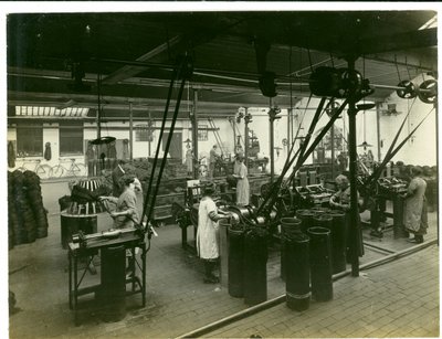 Wikkel- en koelinstallatie (kousenfabriek), 1923 door English Photographer